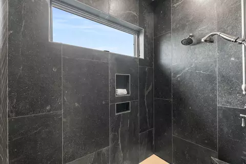 Bath - 20334 Arrowhead Dr, Bend, OR 97703 photo 6 of 7