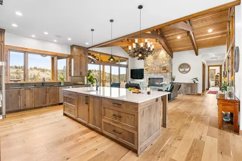 Kitchen - 20334 Arrowhead Dr, Bend, OR 97703 photo 6 of 10