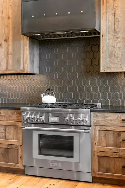 Kitchen - 20334 Arrowhead Dr, Bend, OR 97703 photo 3 of 10