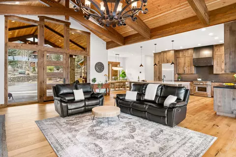 Living - 20334 Arrowhead Dr, Bend, OR 97703 photo 3 of 3