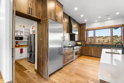 Kitchen - 20334 Arrowhead Dr, Bend, OR 97703 photo 9 of 10