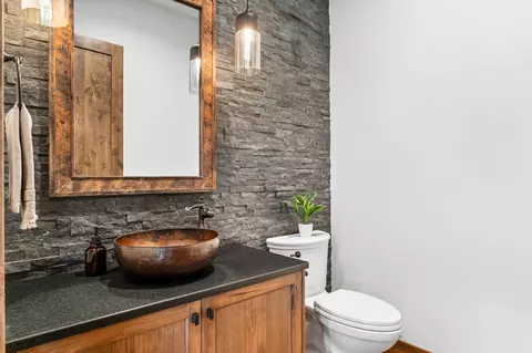 Bath - 20334 Arrowhead Dr, Bend, OR 97703 photo 1 of 7