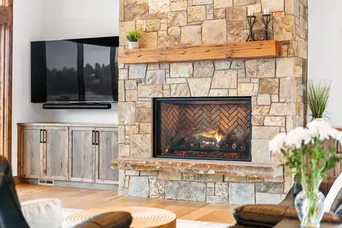 Living - 20334 Arrowhead Dr, Bend, OR 97703 photo 2 of 3