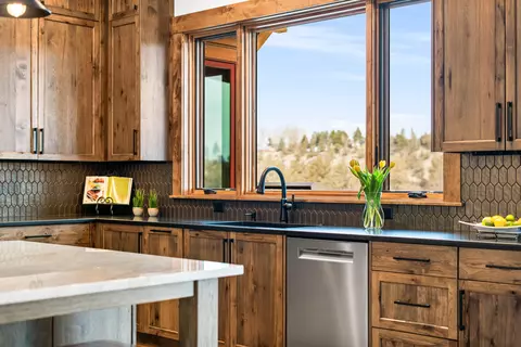 Kitchen - 20334 Arrowhead Dr, Bend, OR 97703 photo 4 of 10
