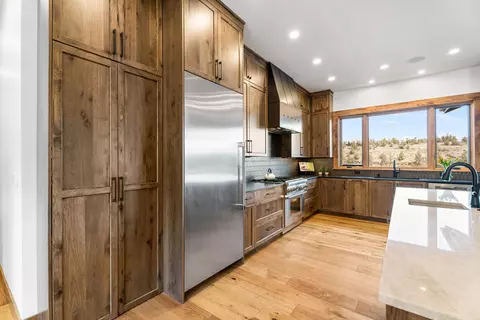 Kitchen - 20334 Arrowhead Dr, Bend, OR 97703 photo 8 of 10
