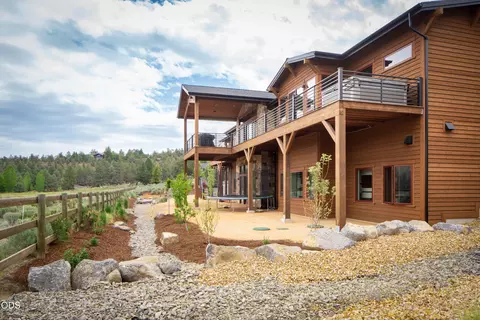 Exterior - 20334 Arrowhead Dr, Bend, OR 97703 photo 4 of 11