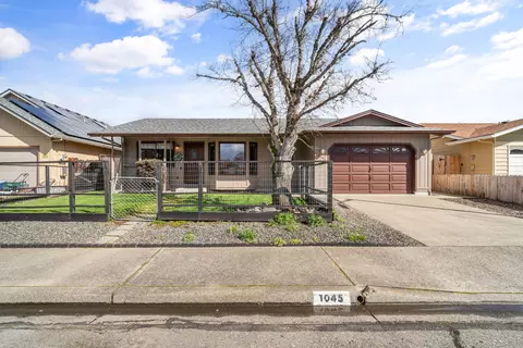 1045 Angler Ln, Grants Pass, OR 97527