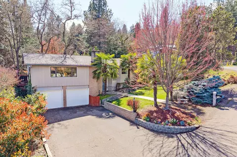 225 Coachman Dr, Jacksonville, OR 97530