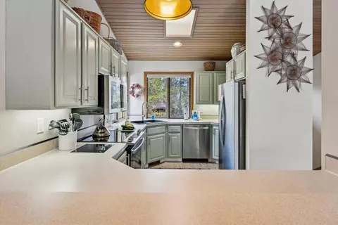 Kitchen - 57671 Poplar Ln #23, Sunriver, OR 97707 photo 6 of 6