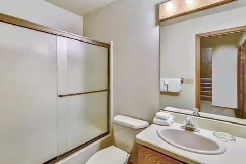 Bath - 57671 Poplar Ln #23, Sunriver, OR 97707 photo 2 of 4