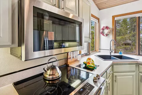 Kitchen - 57671 Poplar Ln #23, Sunriver, OR 97707 photo 4 of 6