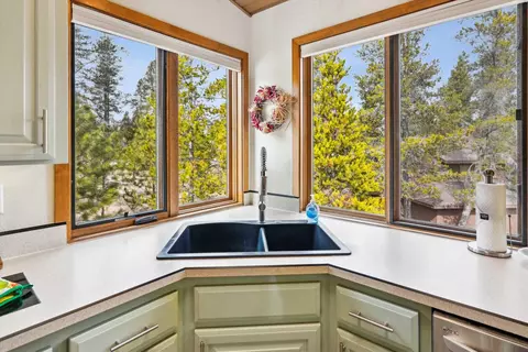 Kitchen - 57671 Poplar Ln #23, Sunriver, OR 97707 photo 5 of 6