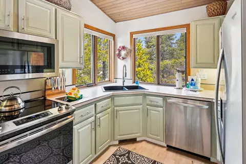 Kitchen - 57671 Poplar Ln #23, Sunriver, OR 97707 photo 1 of 6