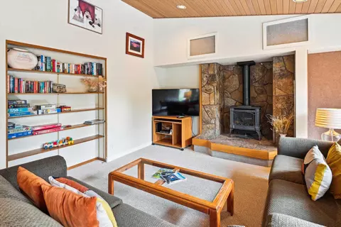 Living - 57671 Poplar Ln #23, Sunriver, OR 97707 photo 6 of 7