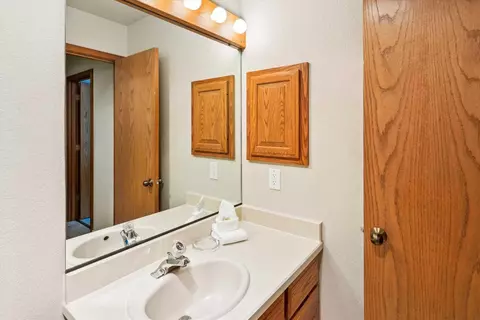Bath - 57671 Poplar Ln #23, Sunriver, OR 97707 photo 1 of 4