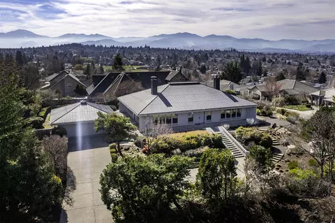 2946 Chancery Cir, Medford, OR 97504
