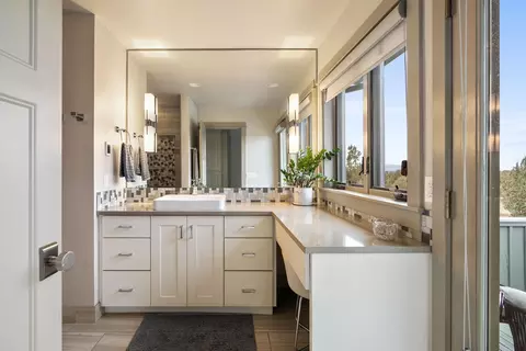 Bath - 61845 Ten Barr Ranch Rd, Bend, OR 97701 photo 2 of 6