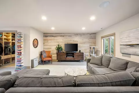 Living - 61845 Ten Barr Ranch Rd, Bend, OR 97701 photo 9 of 11