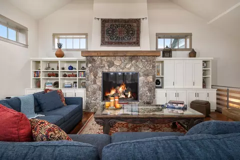 Living - 61845 Ten Barr Ranch Rd, Bend, OR 97701 photo 4 of 11