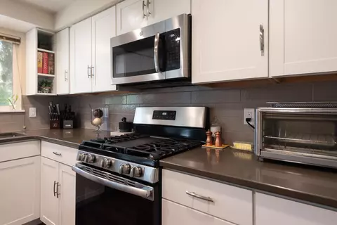Kitchen - 60811 Windsor Dr, Bend, OR 97702 photo 4 of 4