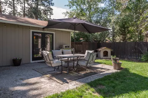 Exterior - 60811 Windsor Dr, Bend, OR 97702 photo 5 of 14