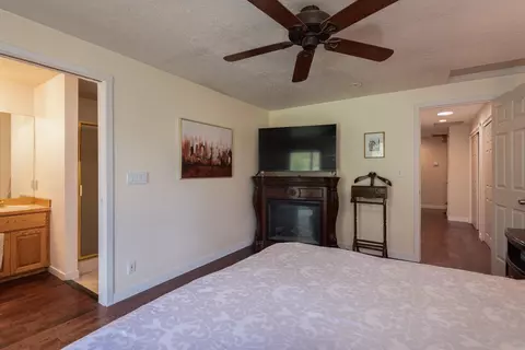 Bedroom - 60811 Windsor Dr, Bend, OR 97702 photo 1 of 2