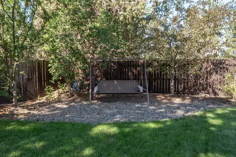 Exterior - 60811 Windsor Dr, Bend, OR 97702 photo 13 of 14