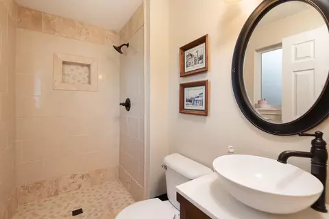 Bath - 60811 Windsor Dr, Bend, OR 97702 photo 4 of 4