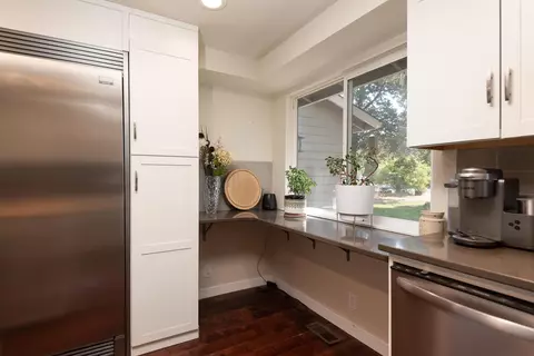 Kitchen - 60811 Windsor Dr, Bend, OR 97702 photo 3 of 4