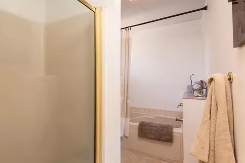 Bath - 60811 Windsor Dr, Bend, OR 97702 photo 2 of 4