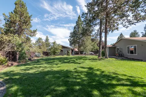 Exterior - 60811 Windsor Dr, Bend, OR 97702 photo 12 of 14