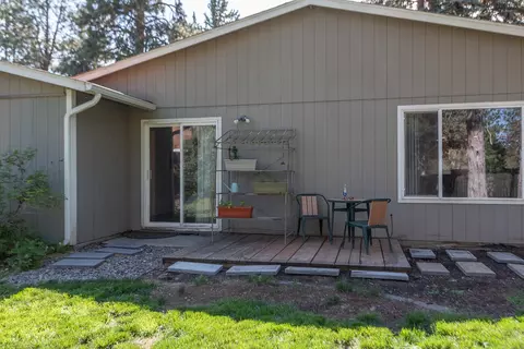 Exterior - 60811 Windsor Dr, Bend, OR 97702 photo 4 of 14