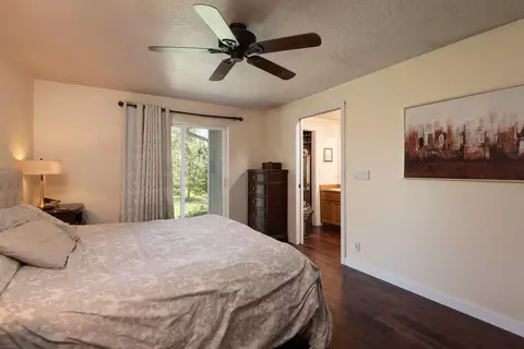 Bedroom - 60811 Windsor Dr, Bend, OR 97702 photo 2 of 2