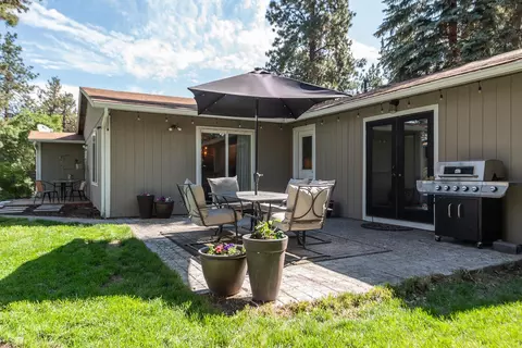 Exterior - 60811 Windsor Dr, Bend, OR 97702 photo 6 of 14