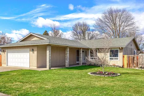 905 Juanita Way, Central Point, OR 97502