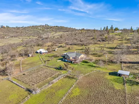 924 W Linn Rd, Eagle Point, OR 97524 photo 3
