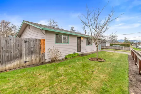 2120 Perri Pl, Medford, OR 97504