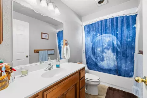 Bath - 1324 Benjamin Ct, Central Point, OR 97502 photo 1 of 2