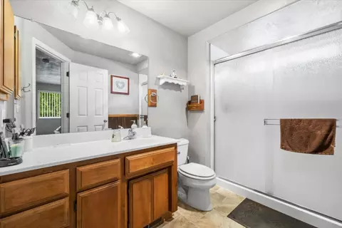 Bath - 1324 Benjamin Ct, Central Point, OR 97502 photo 2 of 2