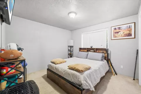 Bedroom - 1324 Benjamin Ct, Central Point, OR 97502 photo 1 of 2