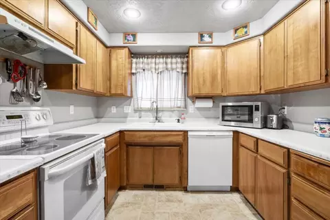 Kitchen - 1324 Benjamin Ct, Central Point, OR 97502 photo 2 of 2
