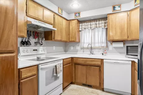 Kitchen - 1324 Benjamin Ct, Central Point, OR 97502 photo 1 of 2