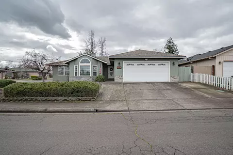 2052 Young Ct, Medford, OR 97504