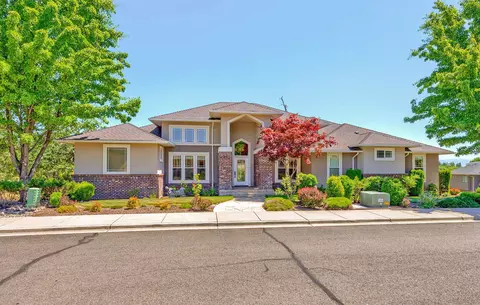 40 Pebble Creek Dr, Eagle Point, OR 97524