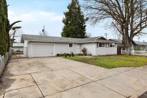 7715 Gladstone Ave, White City, OR 97503