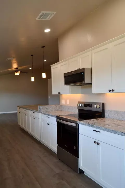 Kitchen - 282 Gamay Dr, Cave Junction, OR 97523 photo 6 of 7