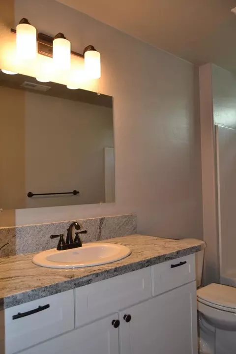 Bath - 282 Gamay Dr, Cave Junction, OR 97523 photo 4 of 5