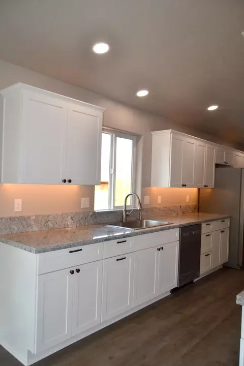 Kitchen - 282 Gamay Dr, Cave Junction, OR 97523 photo 7 of 7