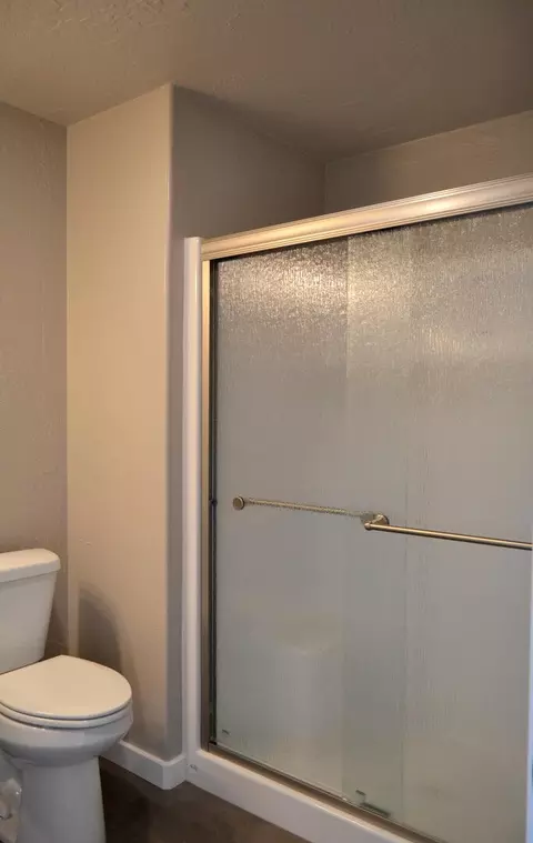 Bath - 282 Gamay Dr, Cave Junction, OR 97523 photo 2 of 5