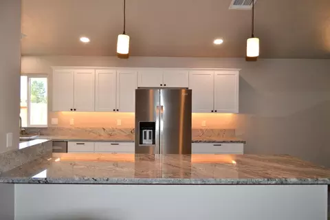 Kitchen - 282 Gamay Dr, Cave Junction, OR 97523 photo 3 of 7